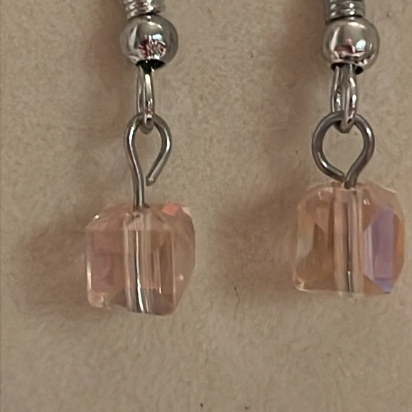 NWOT 1.25” hypoallergenic silver tone & pink lucite cube dangle drop earrings - Picture 9 of 12